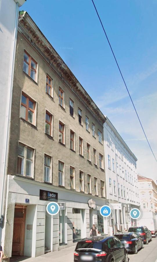 Cozy Market-Square Retreat Located In The Heart Of The 10Th District Виена Екстериор снимка